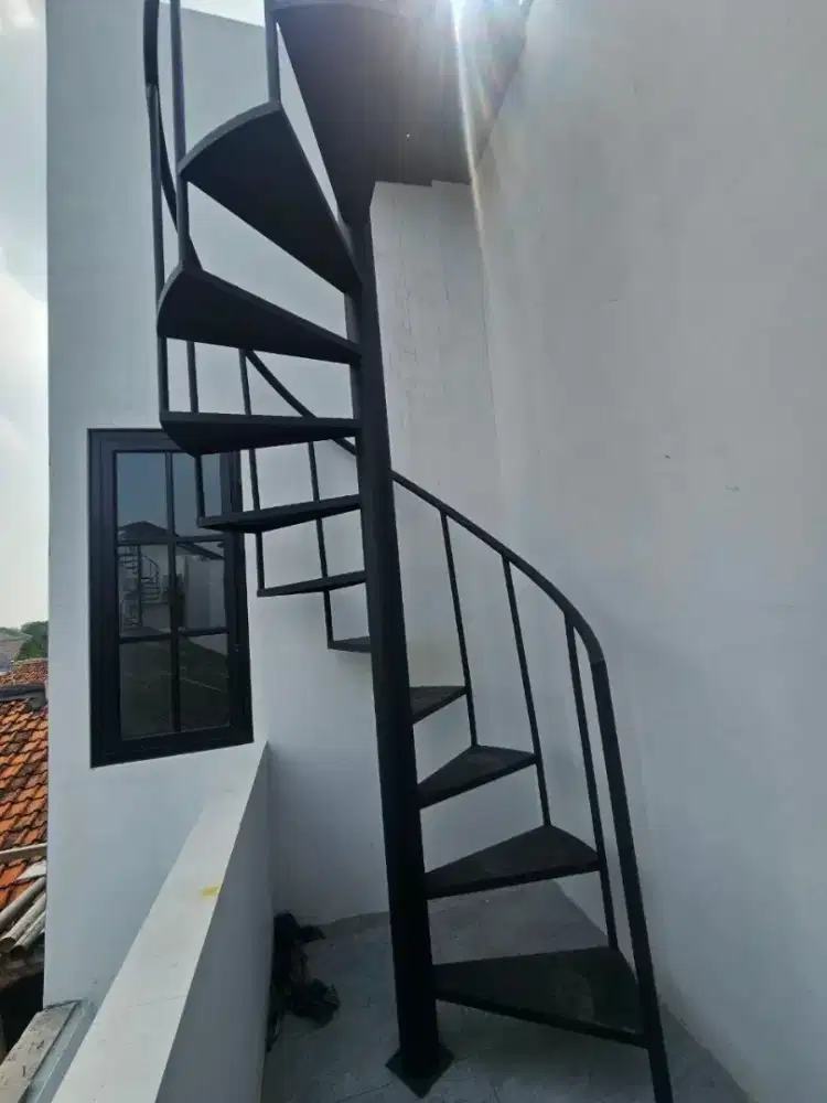 Rumah mewah pinggir jalan raya dekat pintu tol