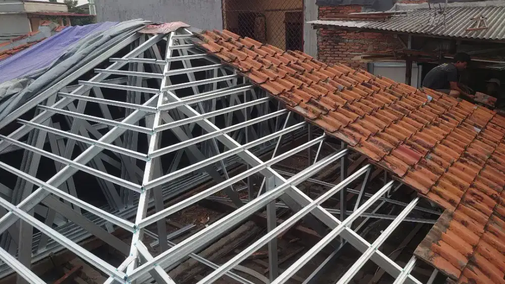Pemasangan baja ringan dan renovasi atap rumah