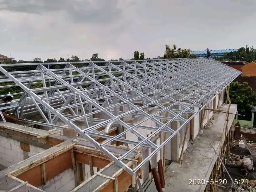 Pemasangan baja ringan dan renovasi atap