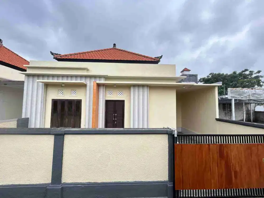 DISEWAKAN RUMAH BARU DENGAN PARKIRAN LUAS BISA SAMPAI 4 MOBIL DI RENON