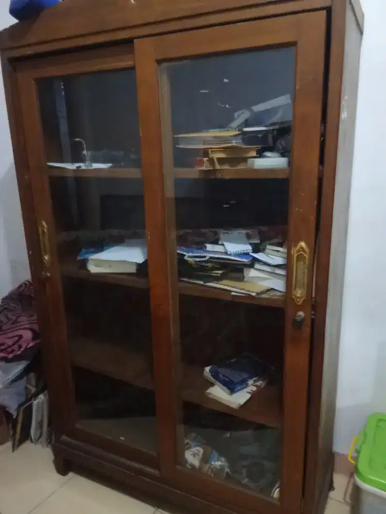 Lemari jati kaca