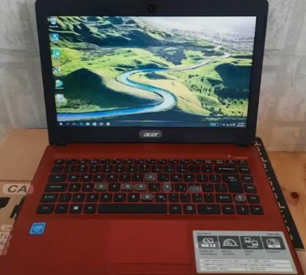 Acer merah glossy Z1403 ram8/SSD 128^could 500gb.1.5jt