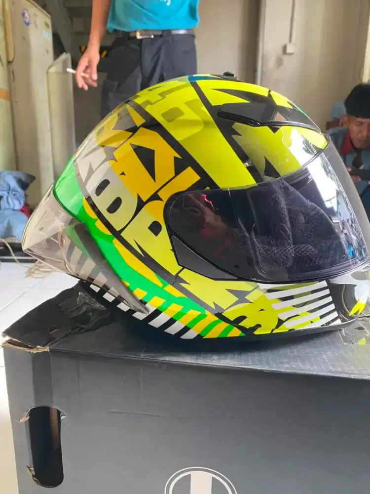 Helm AGV siap pakai