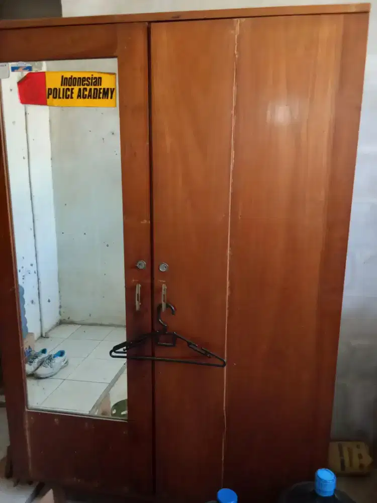 Lemari jati kokoh