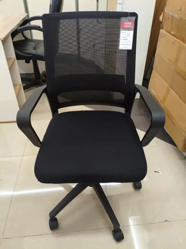 Selma Yale Kursi Kantor Sandaran Rendah – Hitam
