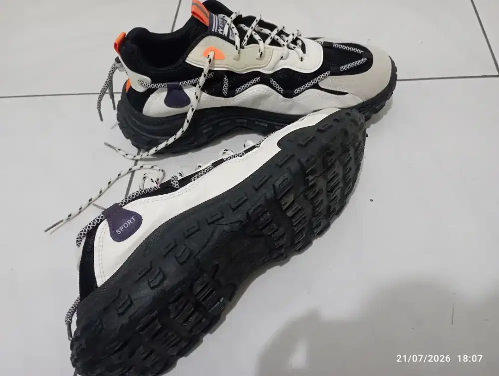 Jual Sepatu Sneakers Istimewa Jos Jis