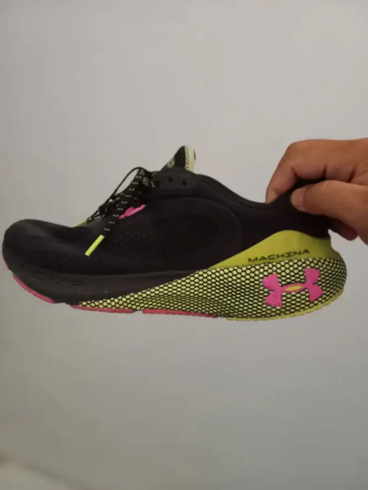 sepatu lari UA HOVR machina 3