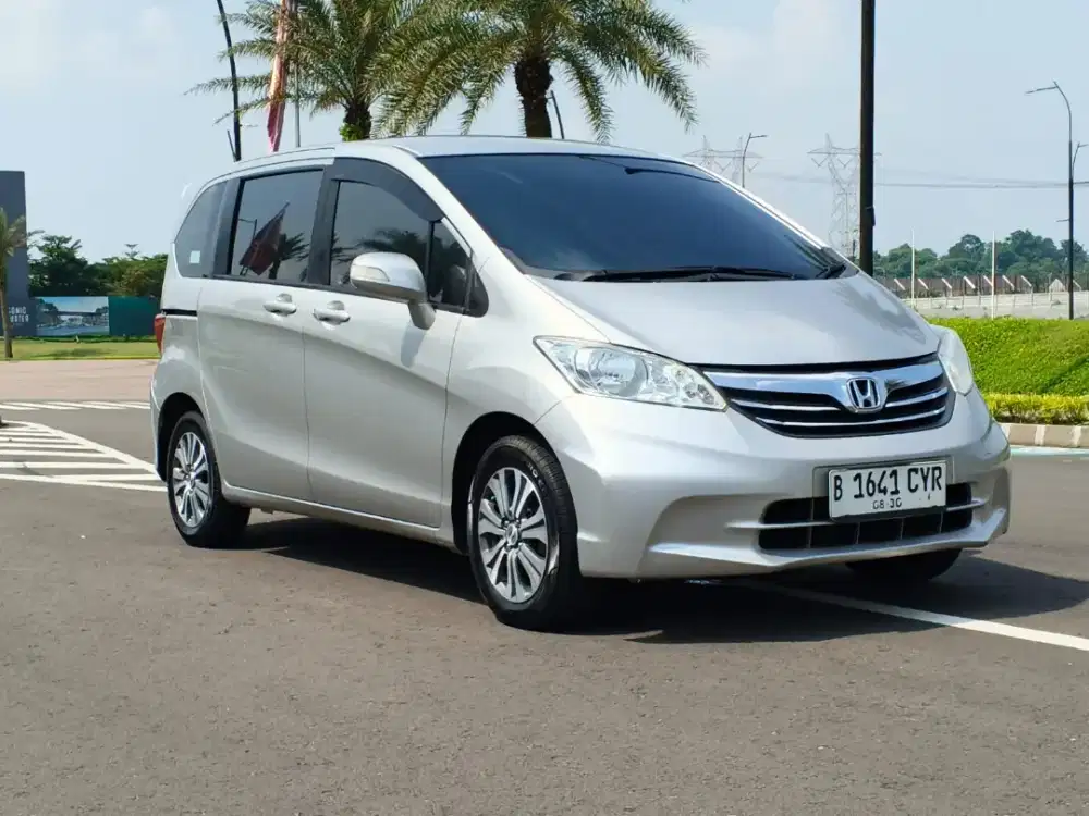 Honda Freed  Psd 1.5 Automatic 2013 Bensin Silver Metalik Siap Pakai