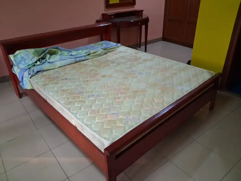 Jual cepat dan murah tempat tidur .merek alga 1 set
