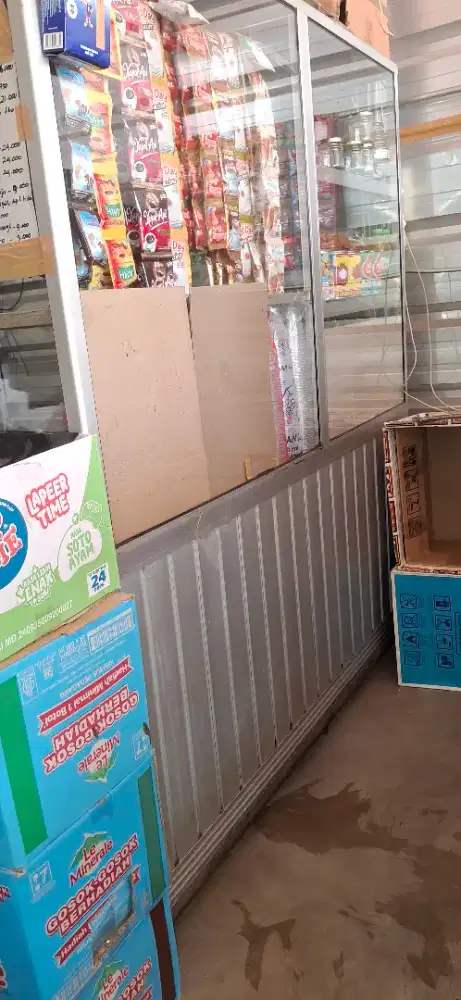 Etalase kaca untuk jualan