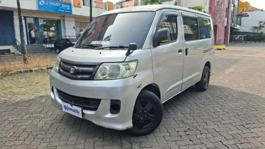 Daihatsu Luxio 1.5 M Bensin MT 2010 Silver