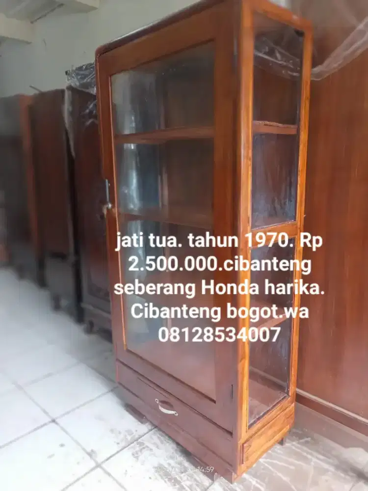 Lemari kaca showcase kayu jati bekas antik tua bogor