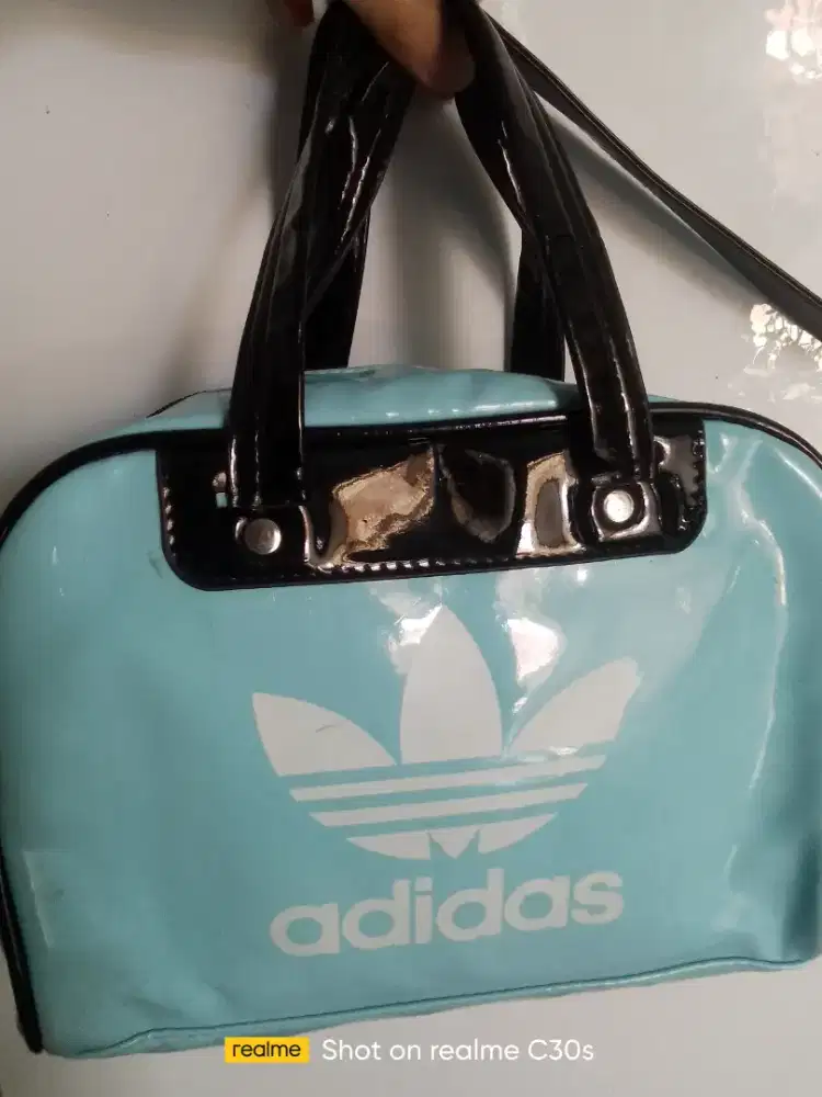 Di jual tas merek Adidas