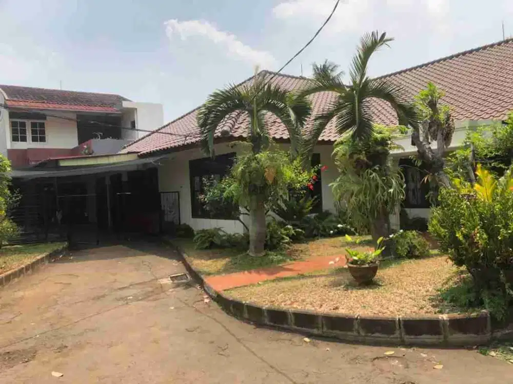 Dijual Rumah dengan Tanah yang luas di Cilandak I - Jaksel