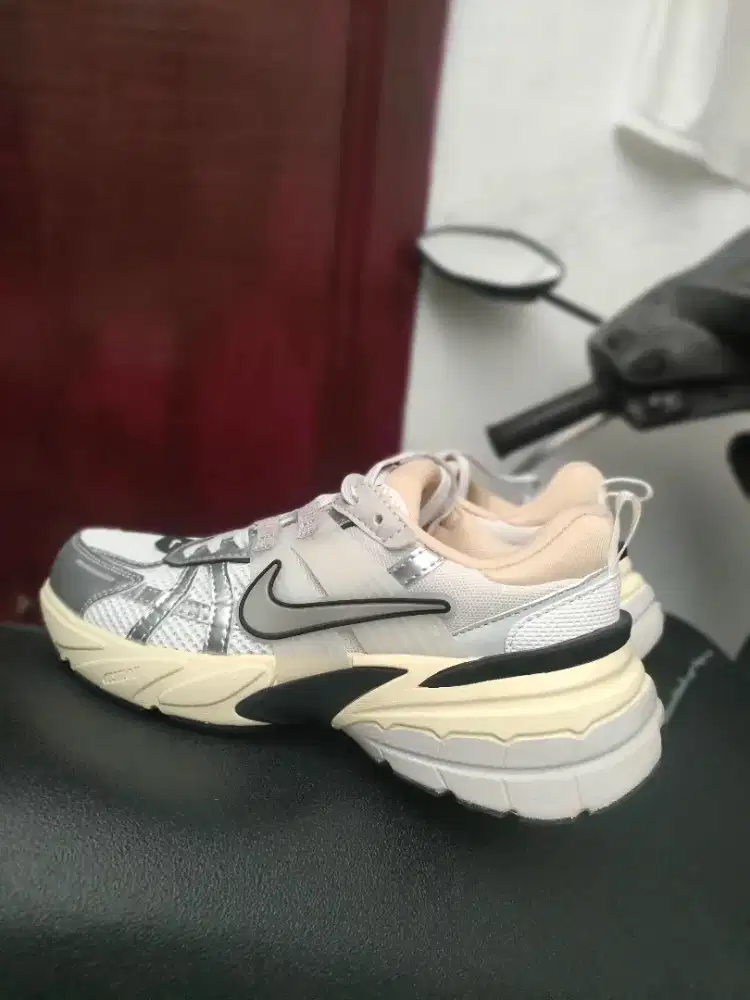 Sepatu Nike V2K Run