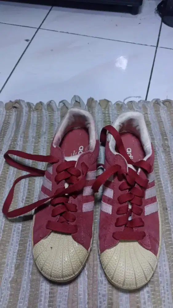Sepatu adidas wanita