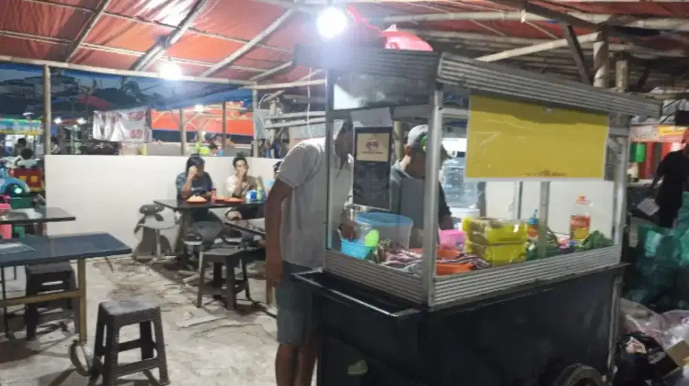 Dijual Gerobak dagang nasgor Halal, meja marmer+kursi, kompor gas, dll