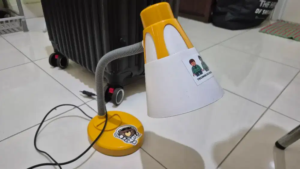 Lampu belajar Standing