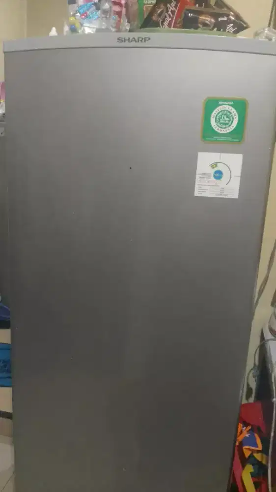 freezer merek Sharp,6 rak untuk membuat es batu atau menaruh daging