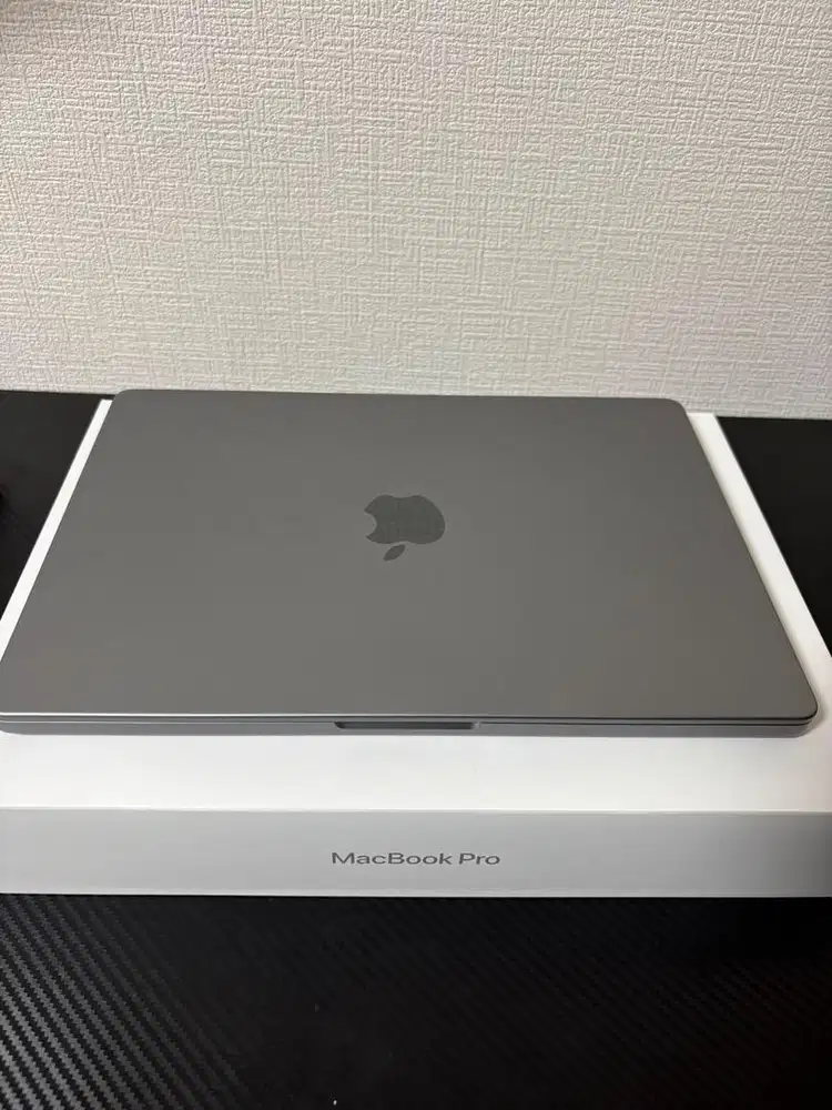Apple MacBook pro M3 min 8/512GB 14 Inch like new