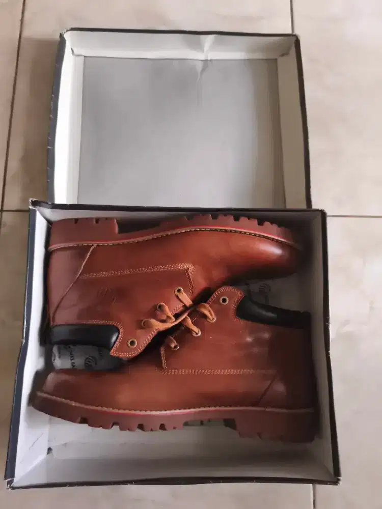 Sepatu boots merk Max Baren's