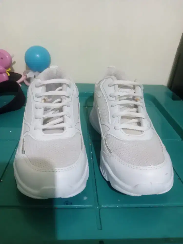 Sepatu anak perempuan