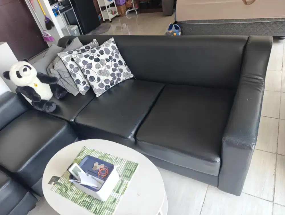Sofa hitam 5 dudukan