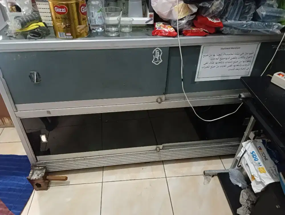 Etalase konter ukuran 1,5 meter
