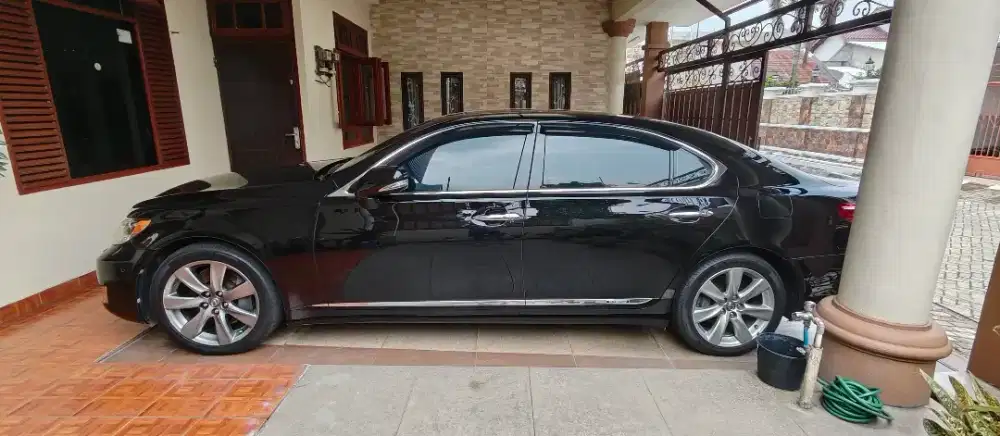 Lexus LS600hL 2010 Hybrid sedan hitam sangat mewah limited