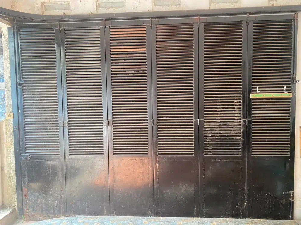 Pintu Besi + Rel atas - Bekas - Ambil, bongkar, angkut by pembeli