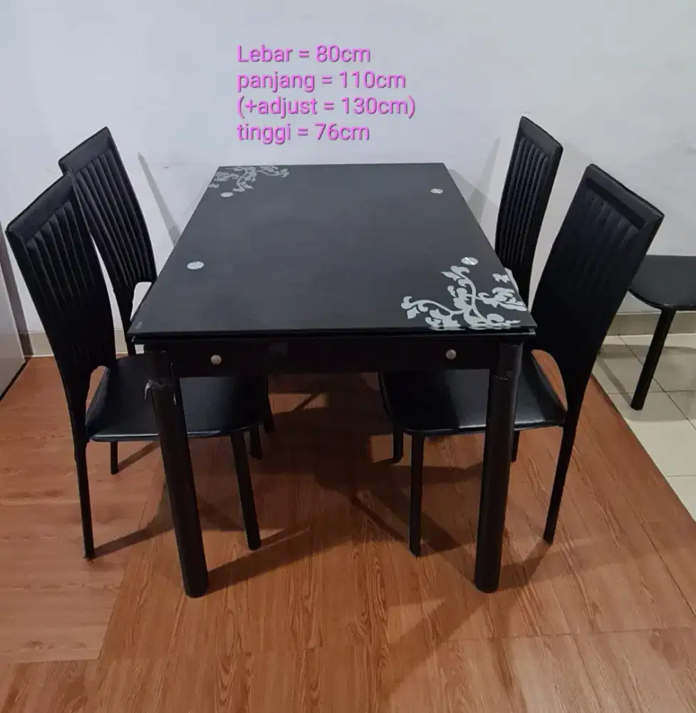 Meja makan dengan 4 kursi