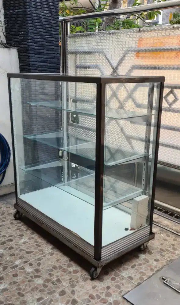 Dijual etalase kaca