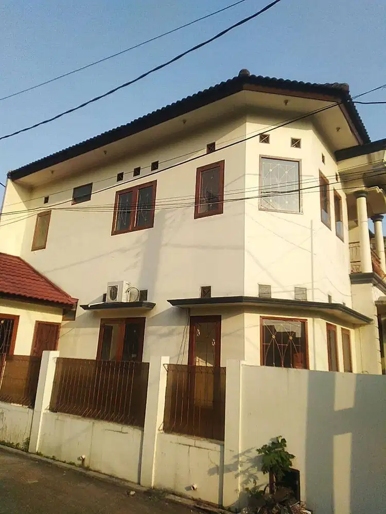 Dijual Rumah mewah 2 lantai semi Furnished