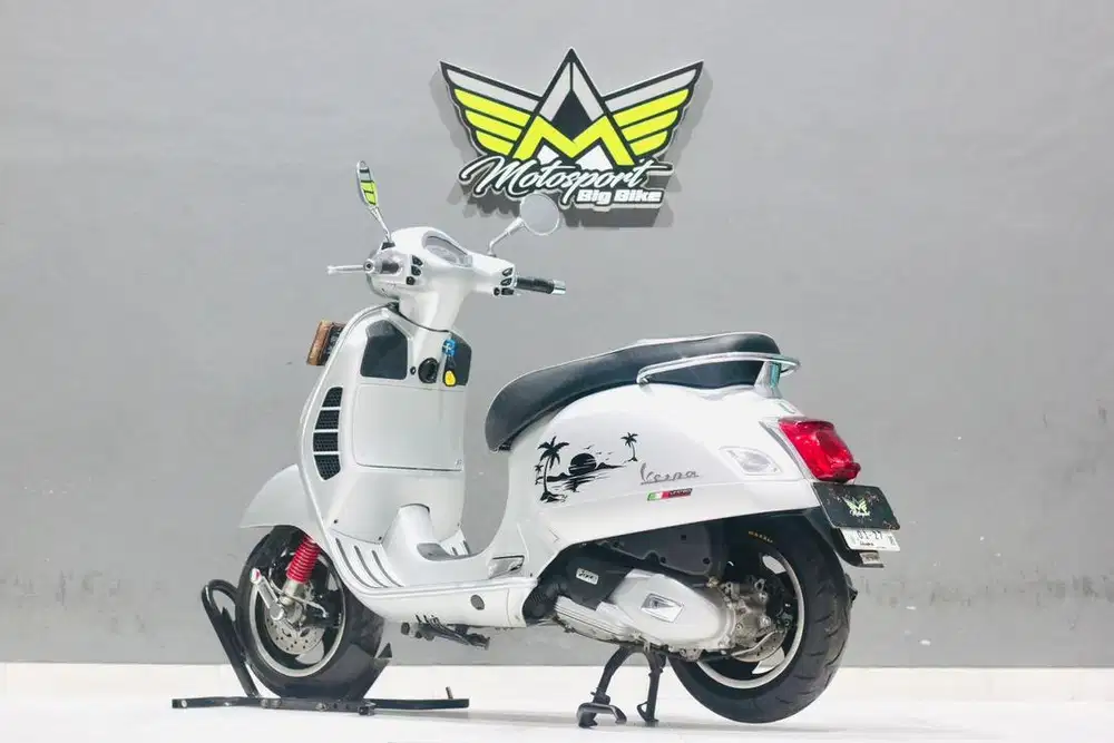 Vespa GTS super 150 ABS limited edition siap pakai mulus terawat
