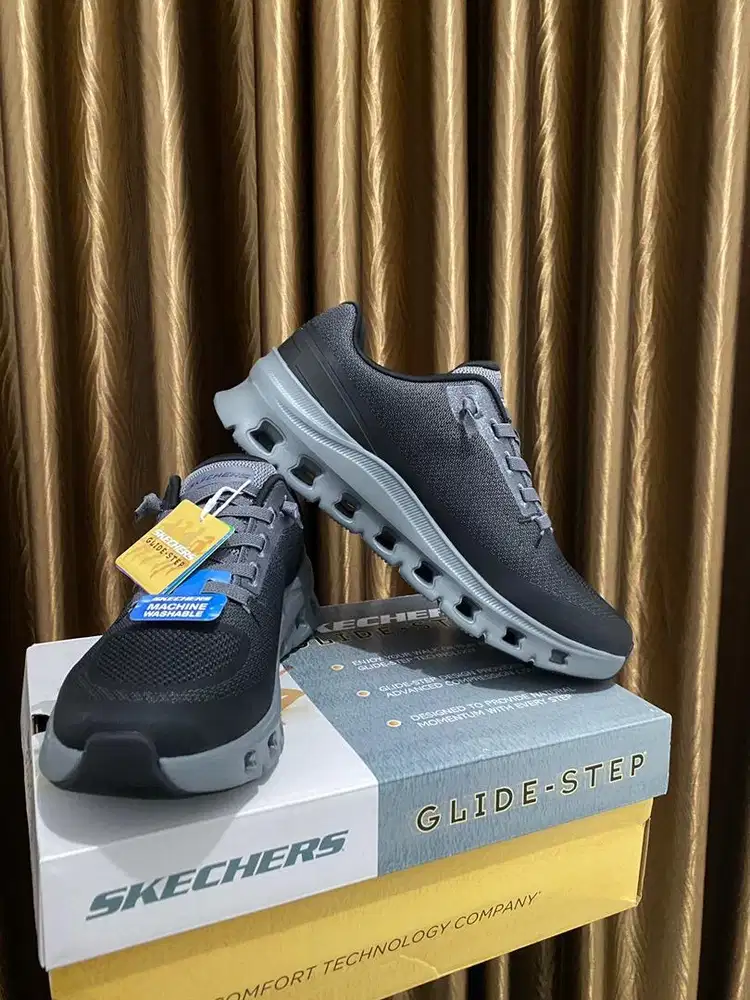 Sepatu Skechers Glide Step