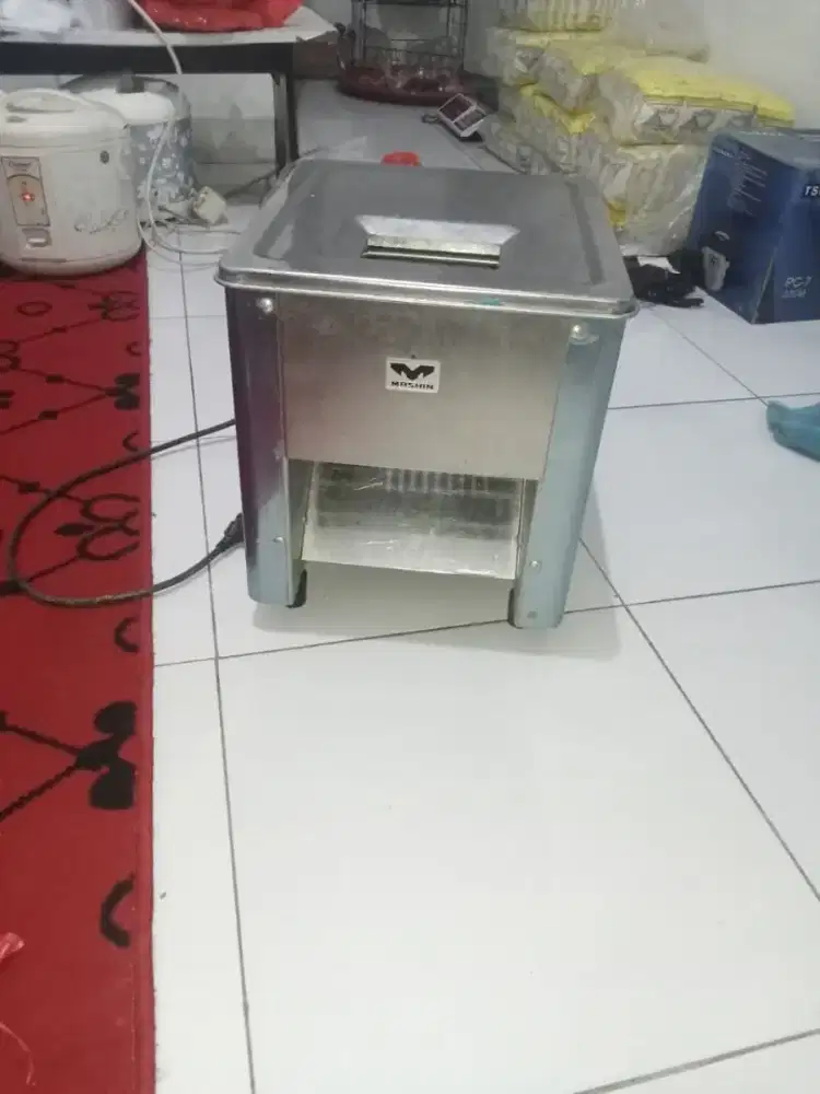 Mesin pemotong daging otomatis