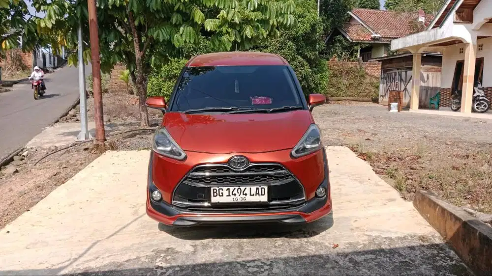 Mobil Toyota Sienta Q
