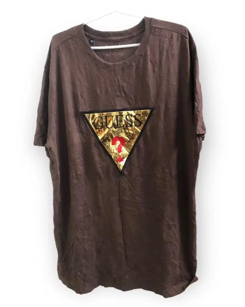 kaos tshirt guess 75x55 coklat logo gold