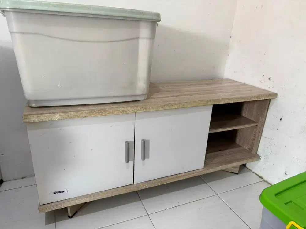 Meja TV bahan kayu