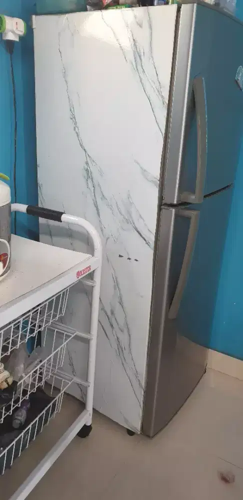 Di jual kulkas 2 pintu merk Sharp