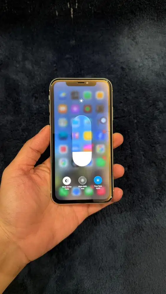 Dijual : Iphone 11 White 128GB Resmi Ibox Hp charger