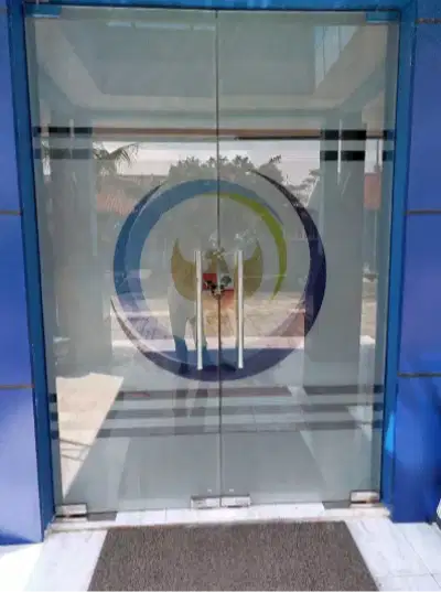Stiker Sandblast Printing logo & cutting sticker pintu lobby kantor