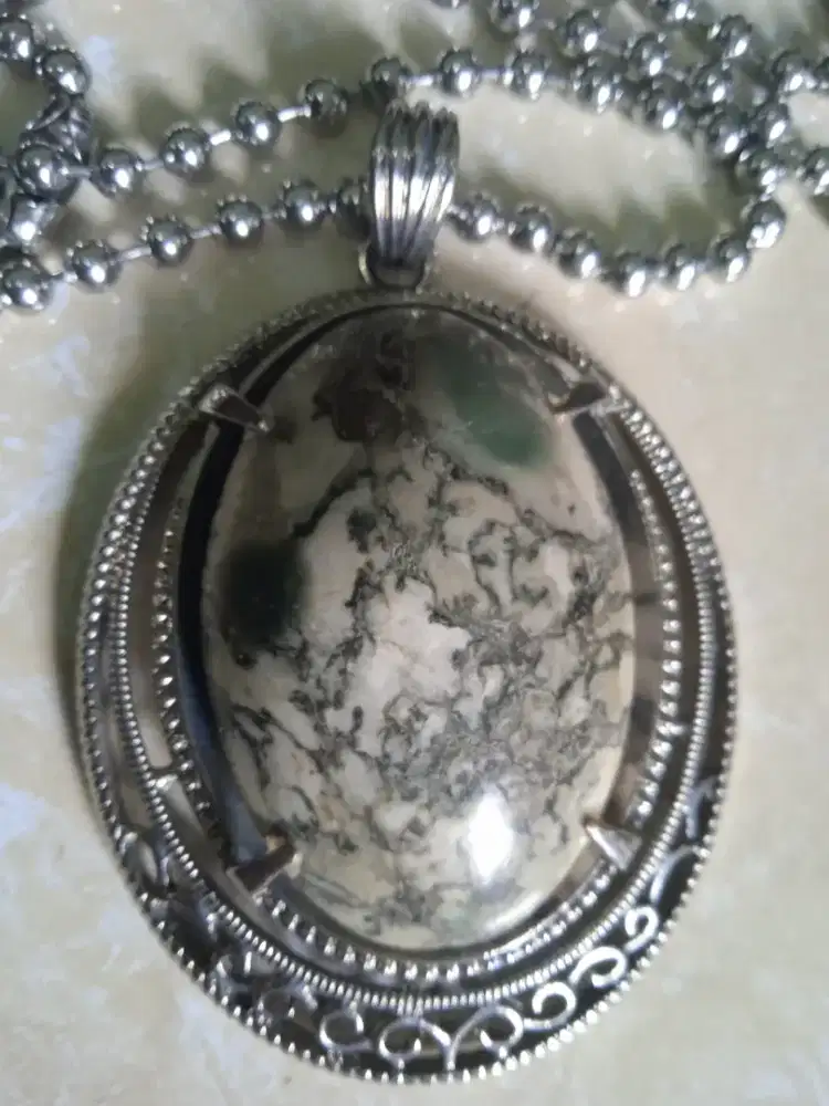 Kalung batu akik adli bergambar wajah orang