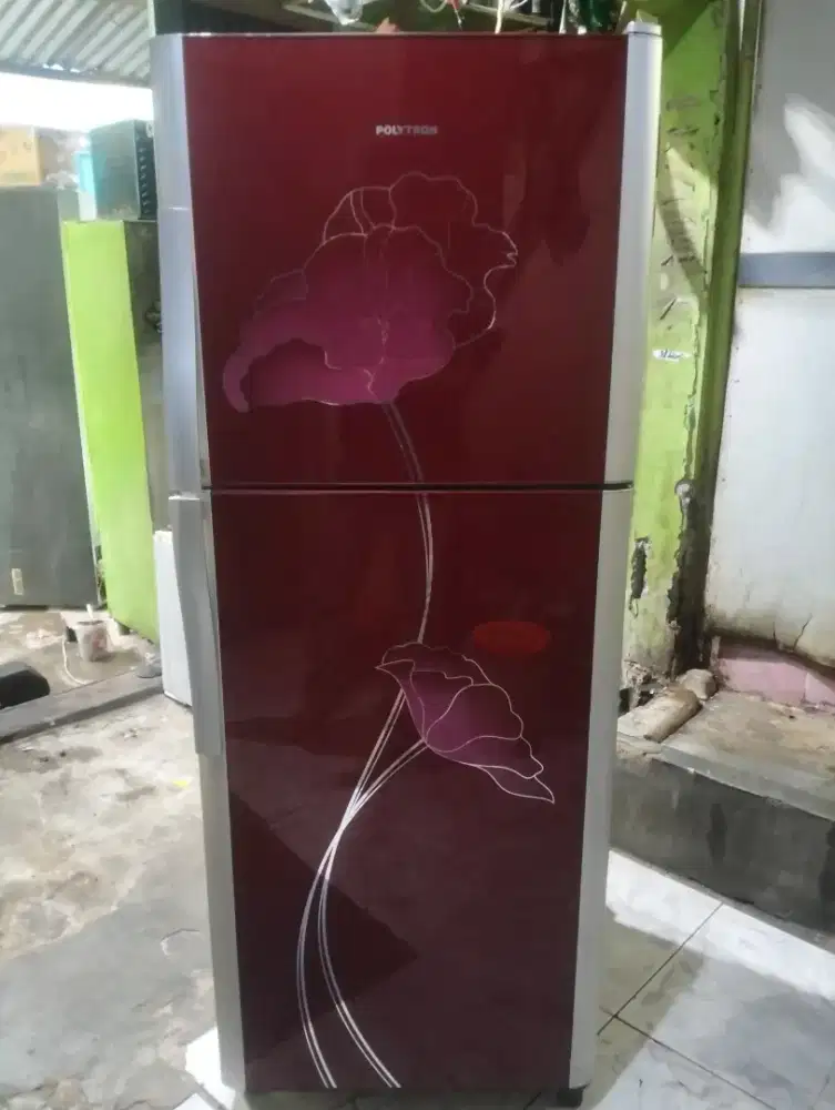Kulkas dua pintu merek Polytron dingin normal freezer beku
