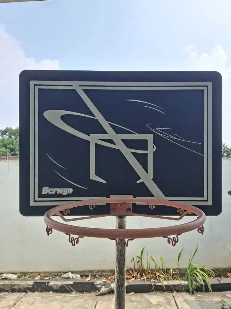 DiJual Tiang Stand Basket Portable merk Berwyn + Bola (bekas)