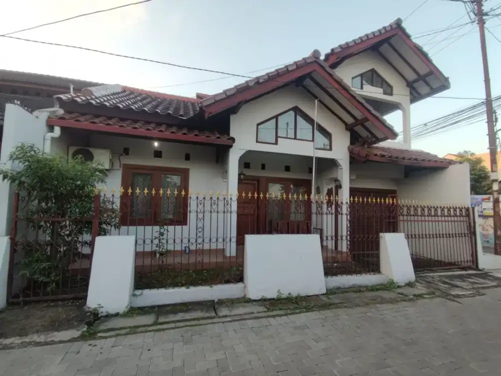 Dijual Rumah Klasik Dekat AMPLAZ, Dalam Perum Polri Gowok