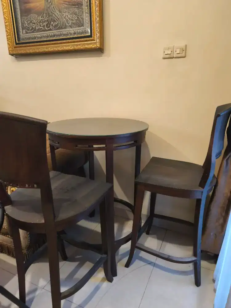 Meja dan Kursi Bar