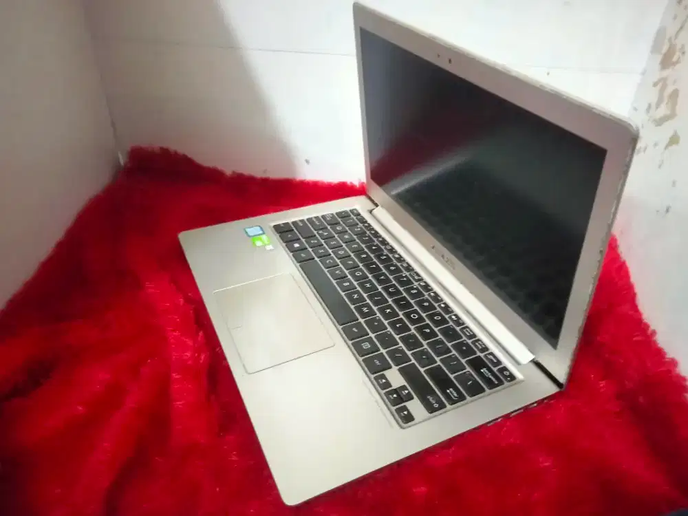 Asus ZENBOOK body slim/core i7 gen6/ram 8gb/SSD256gb/VGA NVIDIA 940mx