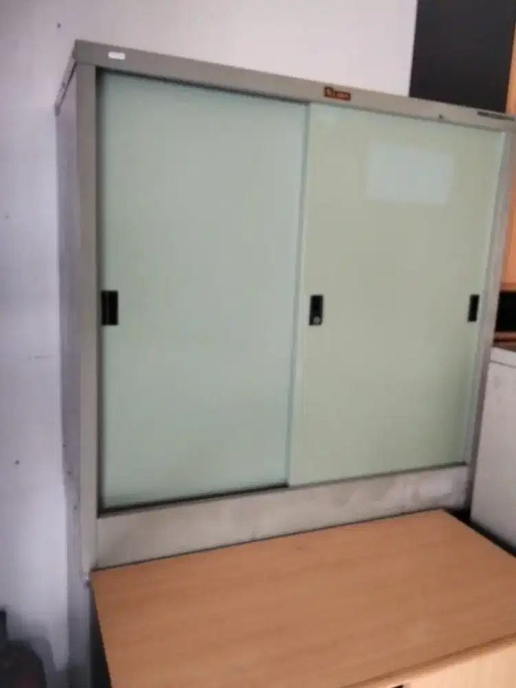 Lemari besi file kabinet