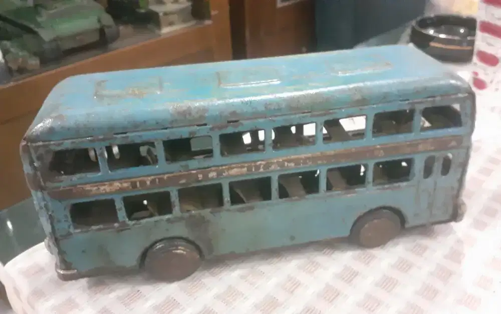 Tintoys mainan kaleng bis tingkat